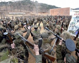 Coréia do Norte – Soldados treinam com “armas de destruição em massa”.